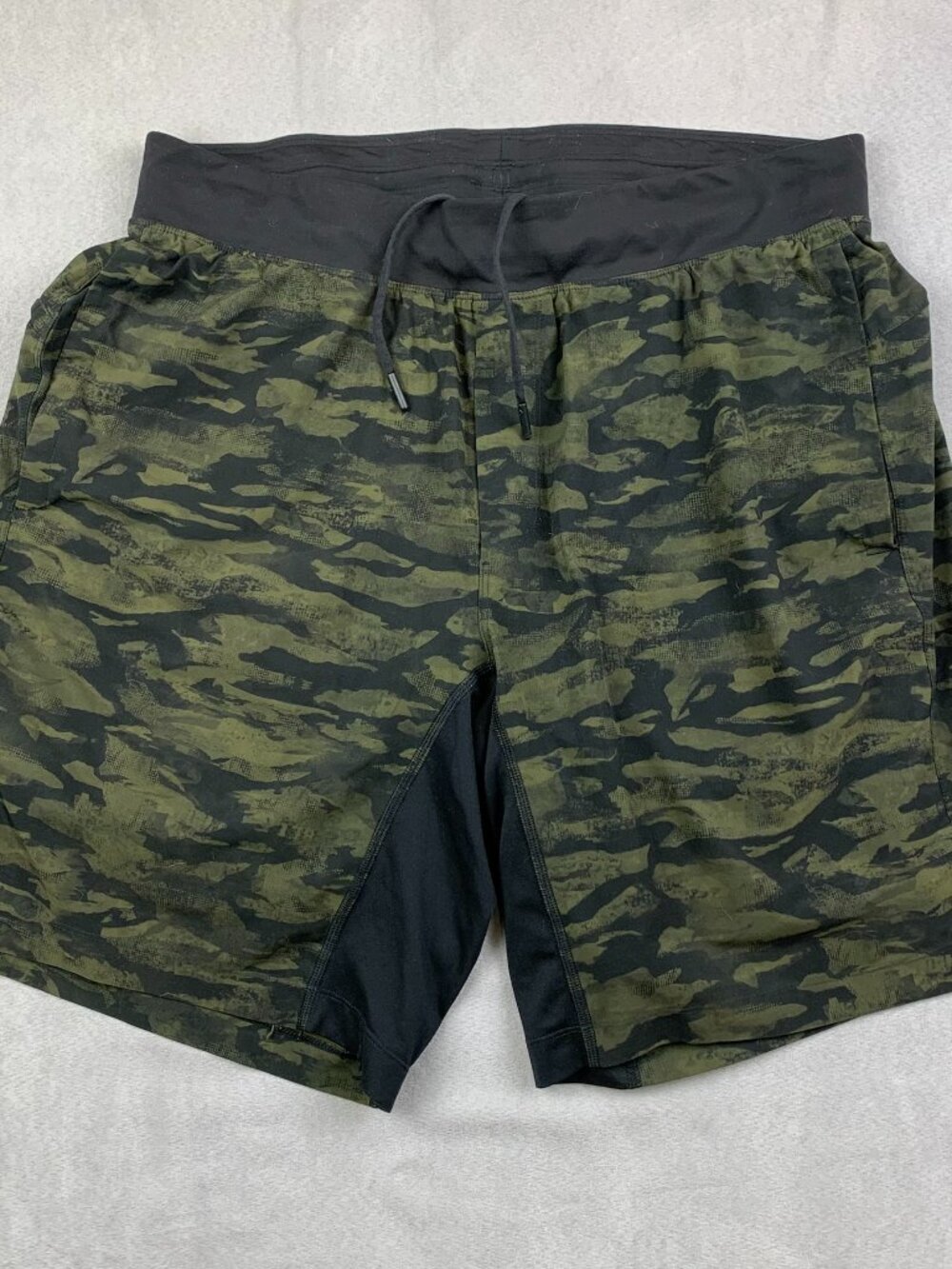 Lululemon Mens Shorts XL Green Black Camo T.H.E. Luxtreme Liner Lined 9" M7Y24S